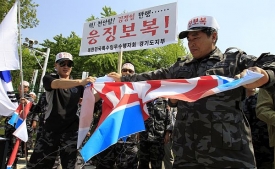 Demonstrace před ministerstvem obrany v Soulu.
